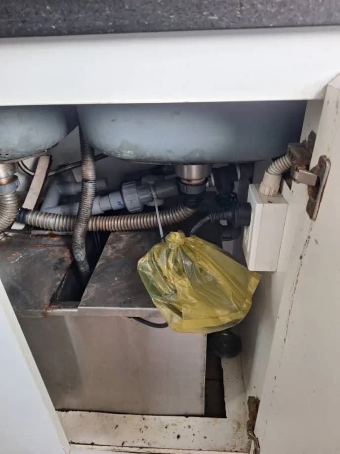 Sau khi hoàn thành sửa bồn rửa chén tại Quận 7 — thợ Trần Quốc Đông