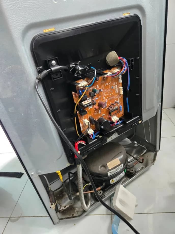 Trước sửa tủ lạnh Inverter Toshiba tại Quận 12 — thợ Lê Hữu Lộc