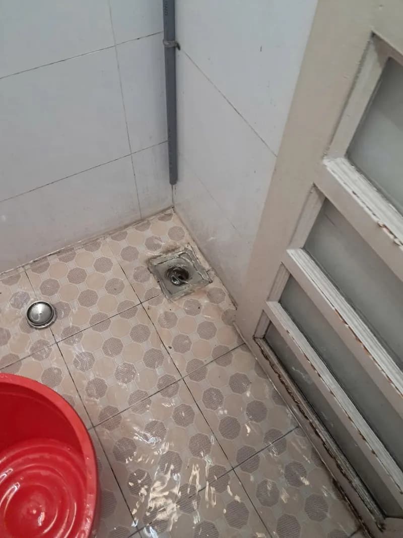 Trước sửa thoát sàn nhà tắm tại Gò Vấp — thợ Bùi Văn An