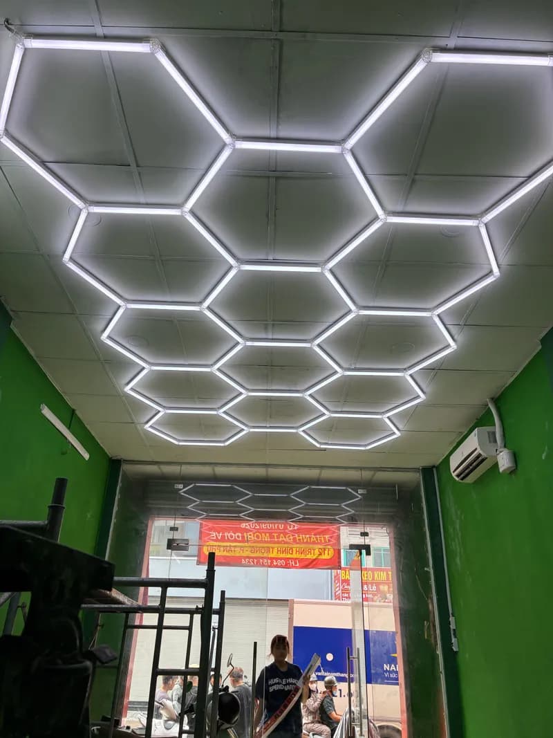 Sau khi hoàn thành sửa đèn tại Tân Bình — thợ Dương Oai