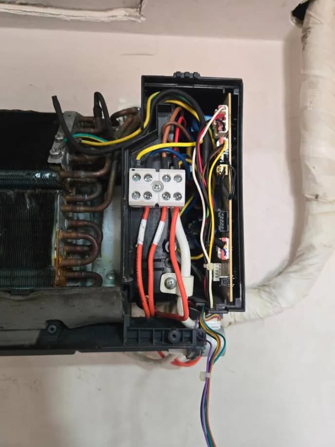 Trước sửa máy lạnh treo tường Aqua tại Gò Vấp — thợ Lê Hữu Lộc
