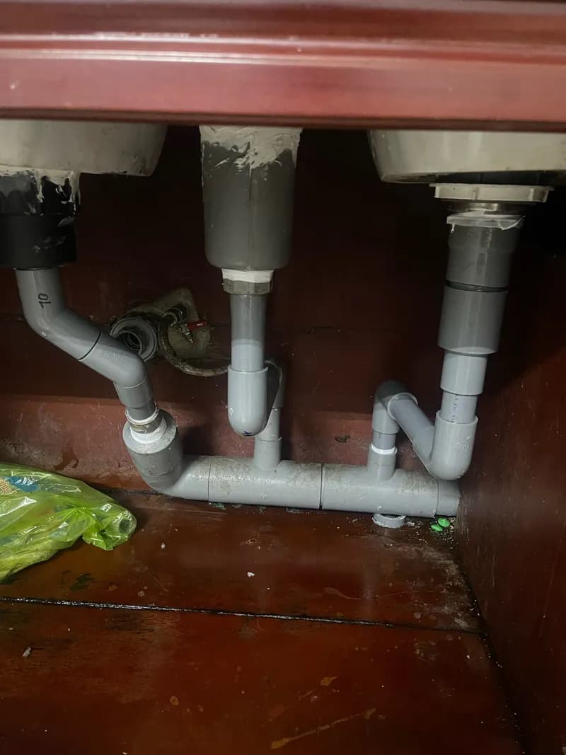 Sau khi hoàn thành sửa đường ống nước tại TPHCM — thợ Nguyễn Quốc Bảo