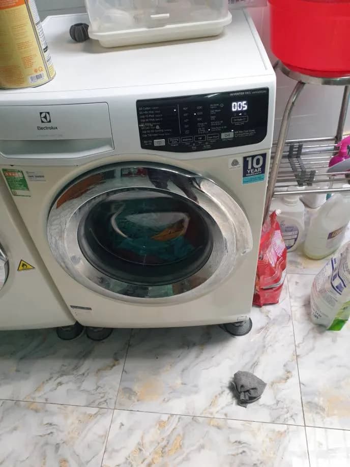 Sau khi hoàn thành sửa máy giặt cửa trước Electrolux tại TPHCM — thợ Phan Chí Tâm