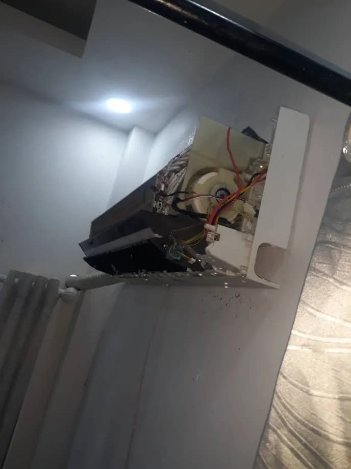 Sau khi hoàn thành sửa máy lạnh treo tường tại P.HCM, Quận 1 — thợ Đặng Anh Huy (4 sao)