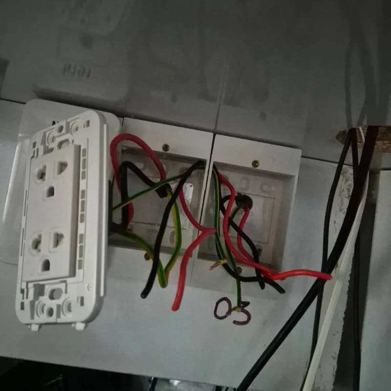 Trước sửa ổ cắm điện GELEX EMIC tại Quận 7 — thợ Trần Quốc Đông