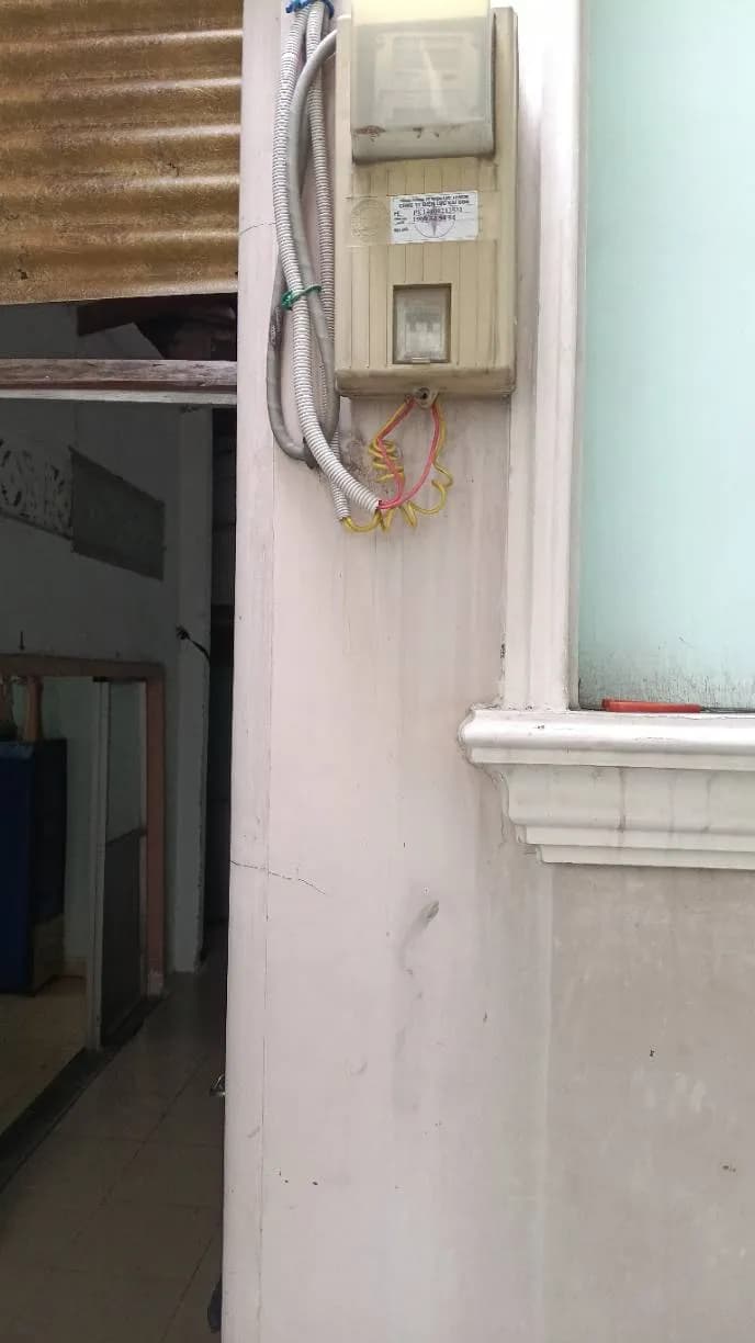 Sau khi hoàn thành sửa công tơ điện tại Tân Bình — thợ Đặng Văn Thịnh