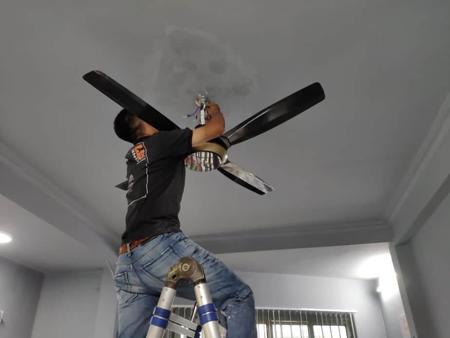 Thợ điện 1Fix.vn đang lắp đặt bảng điện cho khách hàng