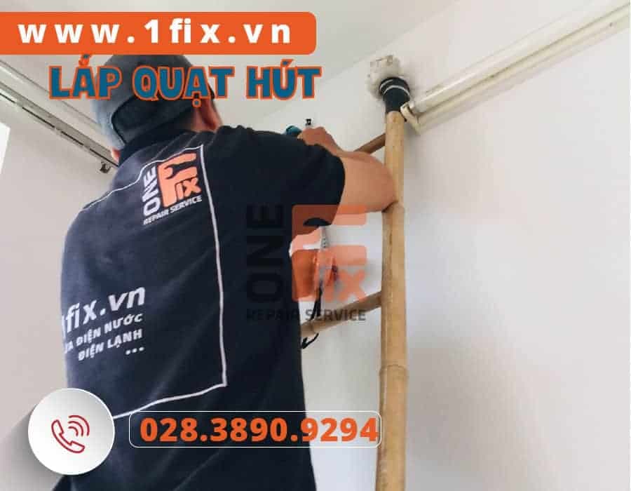 Kỹ thuật viên 1Fix lắp đặt quạt hút thông gió giúp tăng đối lưu, đẩy mùi hôi ra ngoài