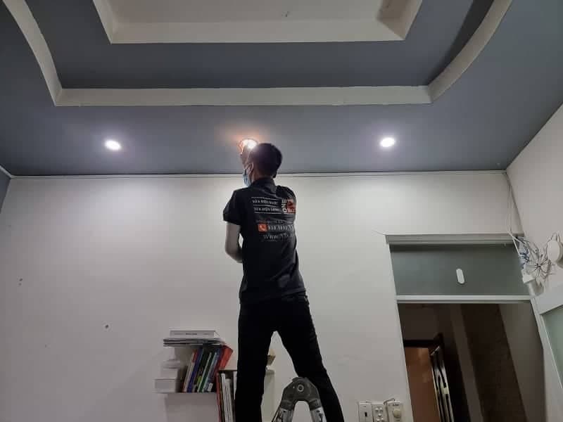Bố trí ổ cắm và công tắc khoa học cho phòng ngủ nhỏ.