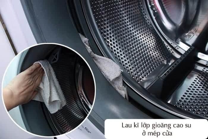 Làm sạch gioăng cao su ở cửa máy giặt cửa trước để khử nấm mốc