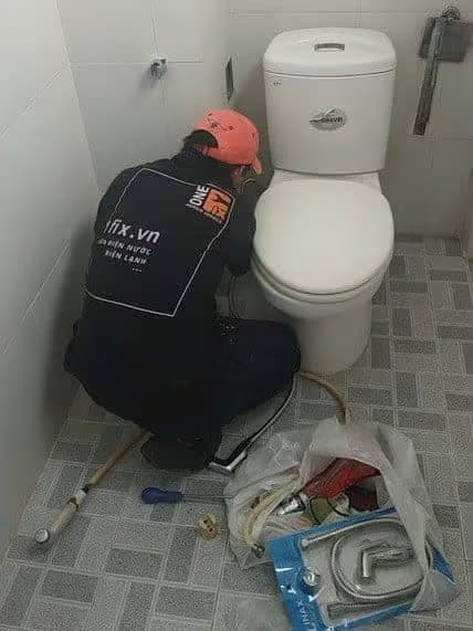 Chuẩn bị dụng cụ và kiểm tra bồn cầu Caesar mới trước khi lắp đặt