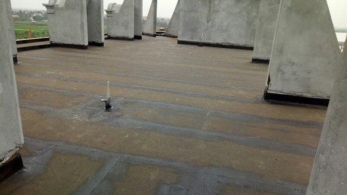 Thợ 1Fix đang thi công chống thấm chuyên nghiệp trên sân thượng tại Quận 6.