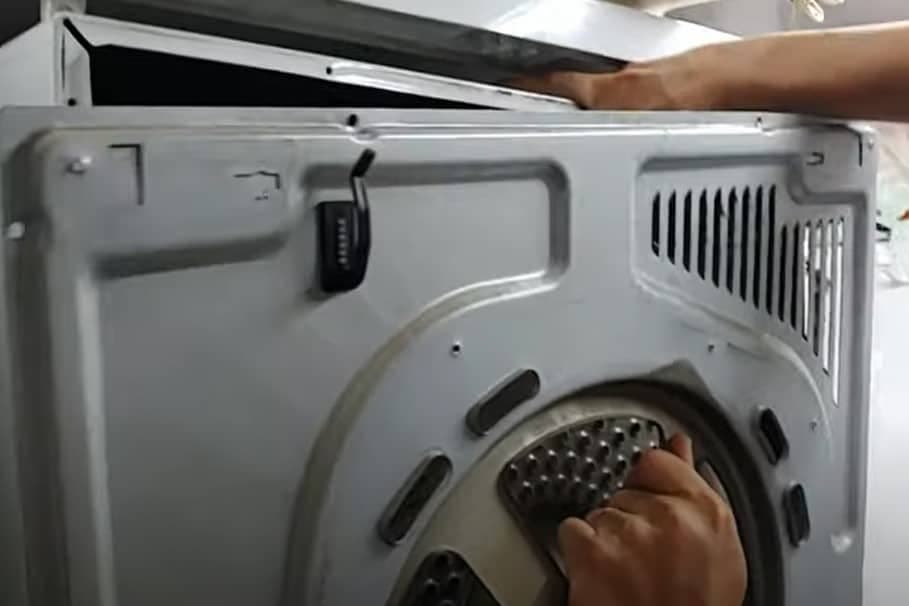 Thợ 1Fix đang sửa máy sấy tại nhà khách hàng
