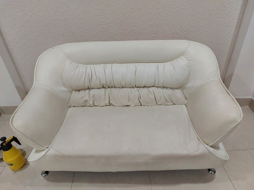 Thợ 1Fix đang sử dụng máy giặt phun hút chuyên dụng để làm sạch sâu ghế sofa tại nhà khách hàng ở quận Tân Bình.