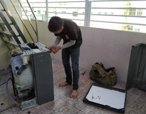 Thợ 1Fix tháo bảng điều khiển máy cửa ngang để kiểm tra tại nhà khách