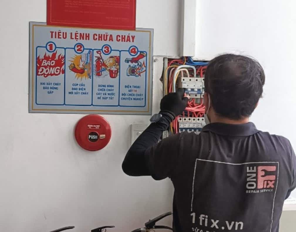 Kỹ thuật viên 1Fix kiểm tra tủ điện tổng, đảm bảo các CB được chọn đúng định mức công suất đã tính toán.