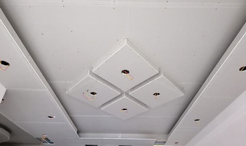 Trần thạch cao bị ố vàng và nứt do thấm dột.
