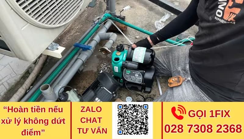 Thợ 1Fix mở máy bơm Wilo đặt trên sân thượng để kiểm tra sau khi tháo khỏi đường ống