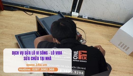 Bảng điều khiển của lò vi sóng Sharp loại cơ với 2 núm vặn.