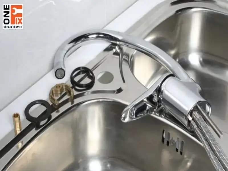 Tháo rời các bộ phận của vòi nước cũ: gioăng cao su, đai ốc và thân vòi