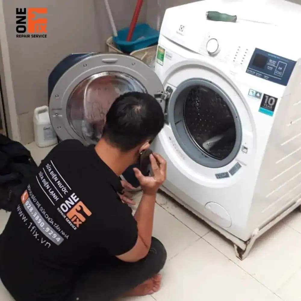 Thợ 1Fix lắp đặt máy giặt mới cho khách tại nhà