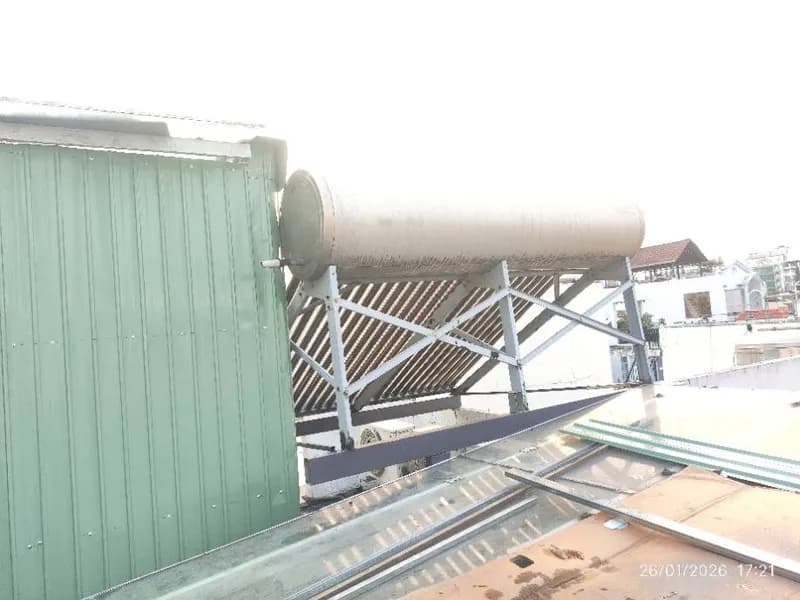 Sau khi hoàn thành sửa máy nước nóng năng lượng mặt trời MAT tại Phường 17, Phú Nhuận — thợ Nguyễn Hoàng Khánh
