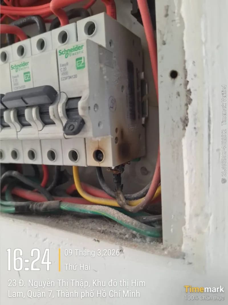 Trước sửa hộp cầu dao điện Sino tại Quận 7 — thợ Trần Quốc Đông