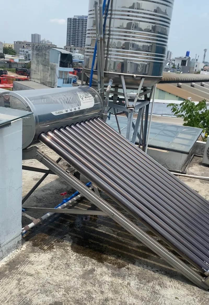 Sau khi hoàn thành sửa bình nóng lạnh năng lượng mặt trời Tân Á Đại Thành tại TPHCM — thợ Dương Oai