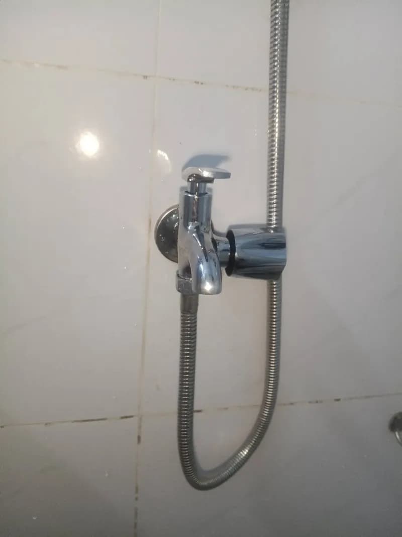 Trước sửa vòi sen tắm tại phường Hiệp Tân, Tân Phú — thợ Trần Lào