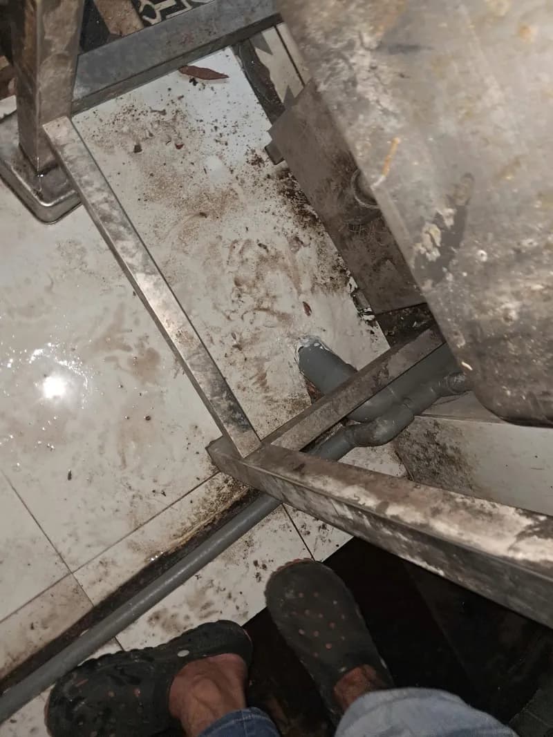 Sau khi hoàn thành sửa đường ống thoát nước tại TPHCM — thợ Đặng Văn Thịnh