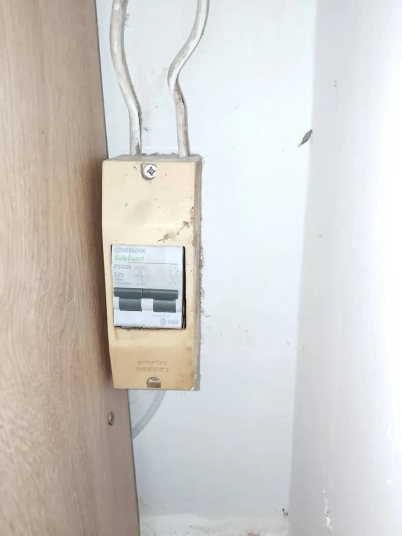 Sau khi hoàn thành sửa CB chống giật Sino tại Quận 8 — thợ Trần Quốc Đông