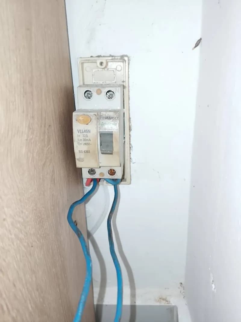 Trước sửa CB chống giật Sino tại Quận 8 — thợ Trần Quốc Đông