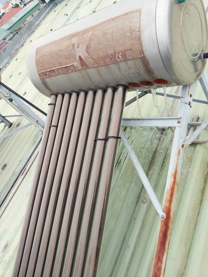 Trước sửa máy nước nóng năng lượng mặt trời Bình Minh tại Nhà Bè — thợ Trương Công Việt Trân