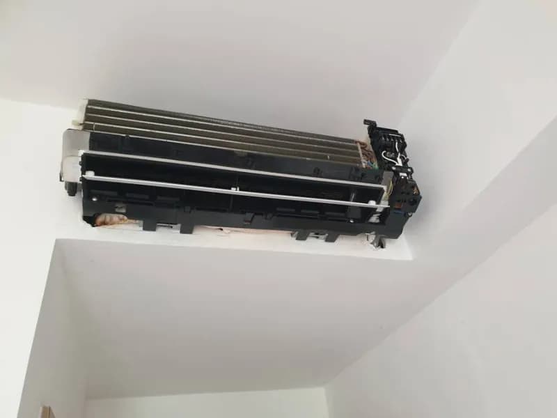 Trước sửa máy lạnh treo tường Toshiba tại TPHCM — thợ Lê Hữu Lộc
