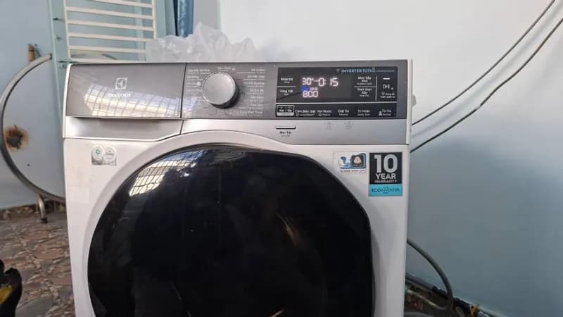 Sau khi hoàn thành sửa máy giặt cửa trước Electrolux tại Bình Tân — thợ Nguyễn Thanh Tiến