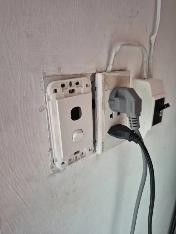 Trước sửa công tắc điện Schneider tại phường Chánh Hưng, Quận 8 — thợ Trần Quốc Đông