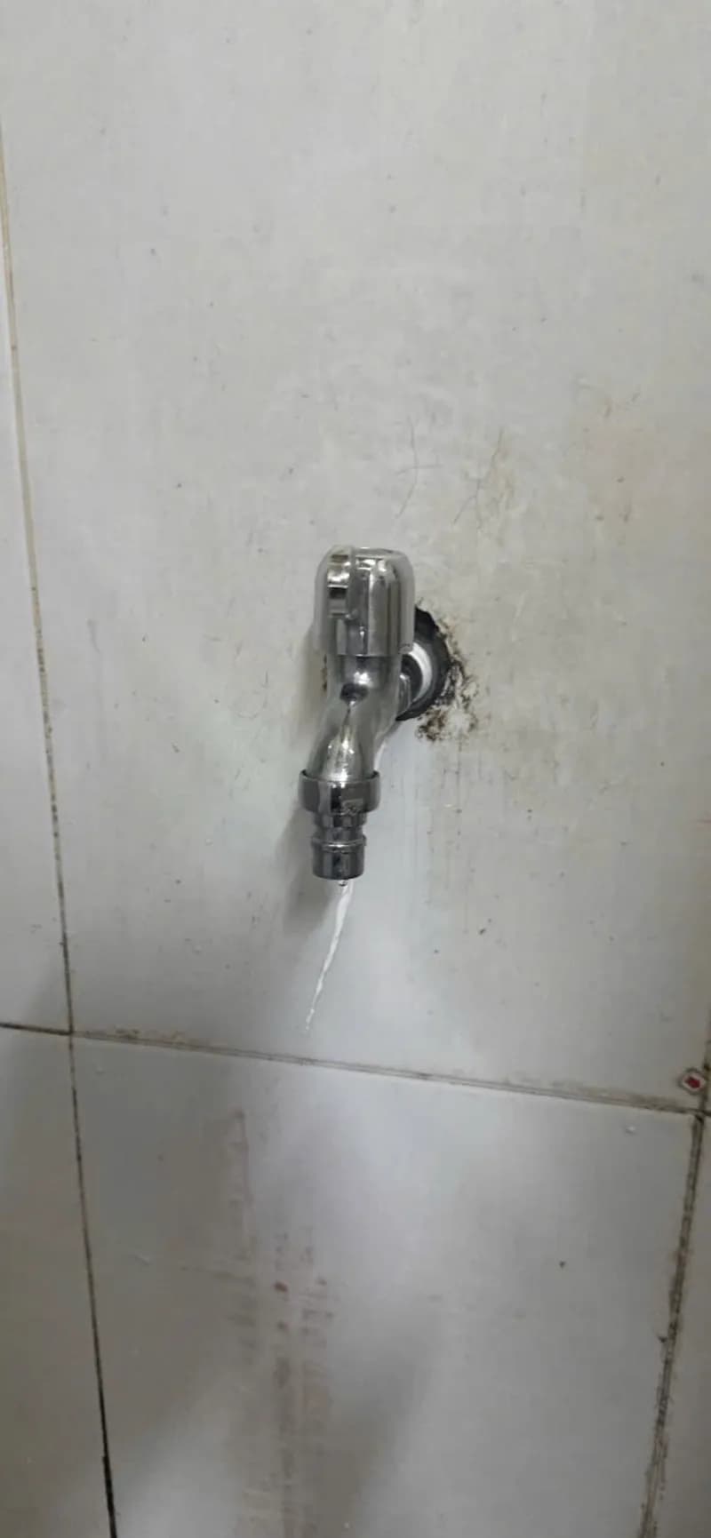 Sau khi hoàn thành sửa tường nhà tại TPHCM — thợ Bùi Văn An