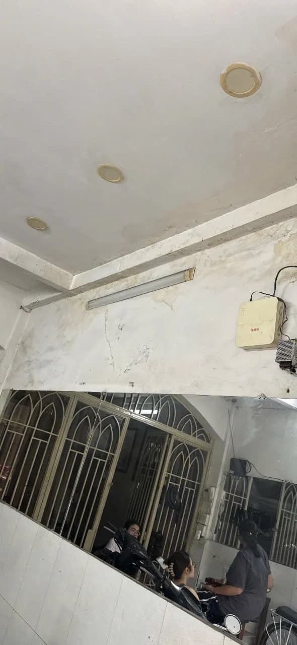 Trước sửa tường nhà tại TPHCM — thợ Bùi Văn An