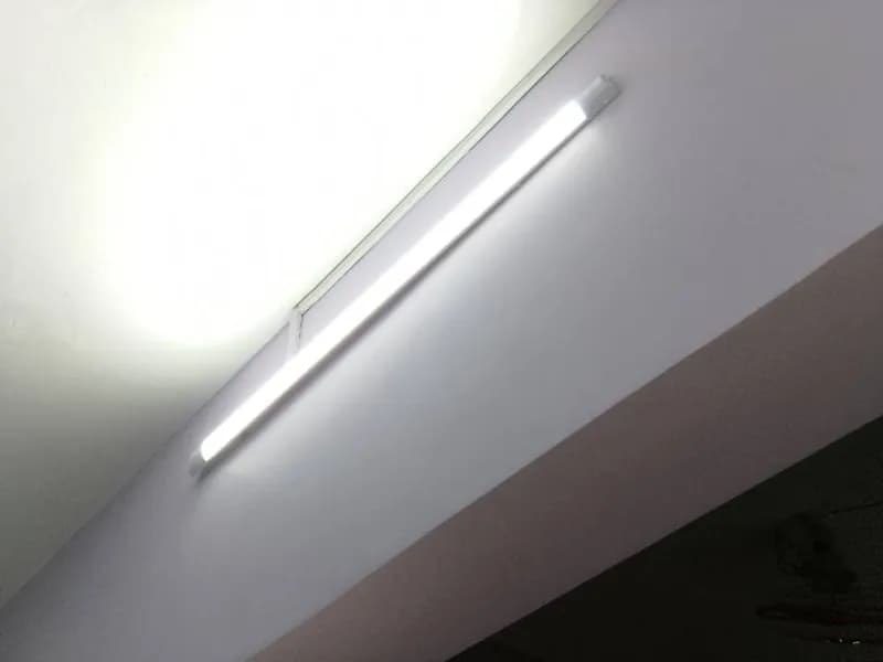 Sau khi hoàn thành sửa đèn LED tuýp Philips tại Quận 11 — thợ Trương Công Việt Trân