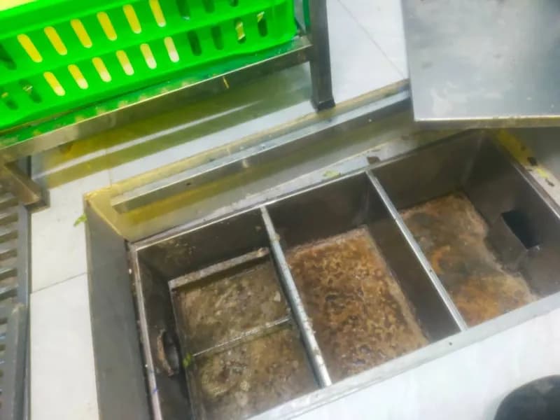 Trước sửa bể tách mỡ tại P.Tam Phú, Thủ Đức — thợ Lê Đăng Tuấn