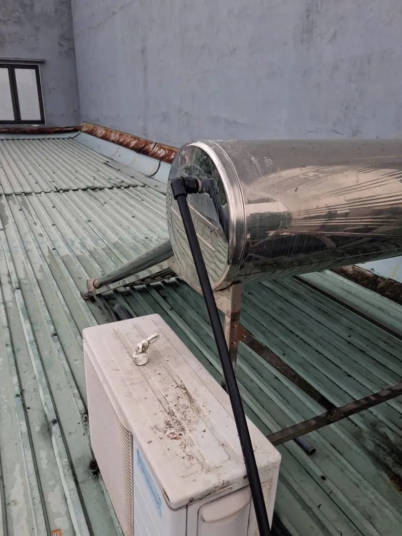 Sau khi hoàn thành sửa máy nước nóng năng lượng mặt trời tại Thủ Đức — thợ Bùi Văn An