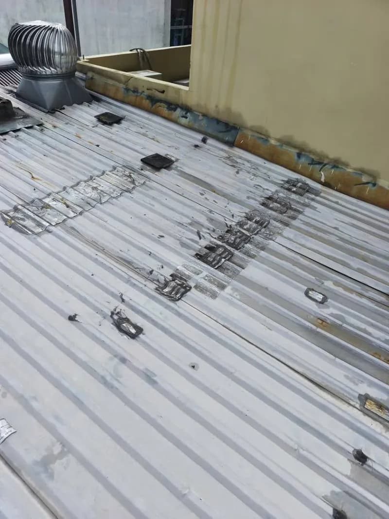 Trước sửa mái tôn Daikin tại Tân Bình — thợ Bùi Văn Bảo