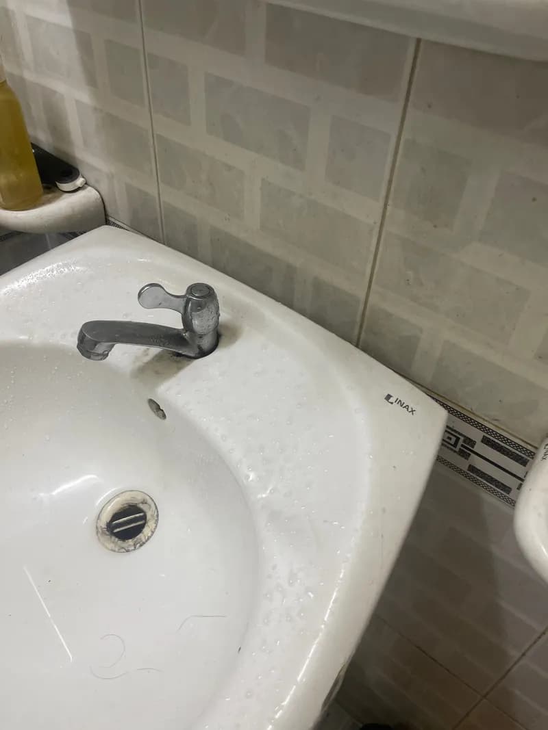 Trước sửa lavabo tại Tân Phú — thợ Nguyễn Quốc Bảo