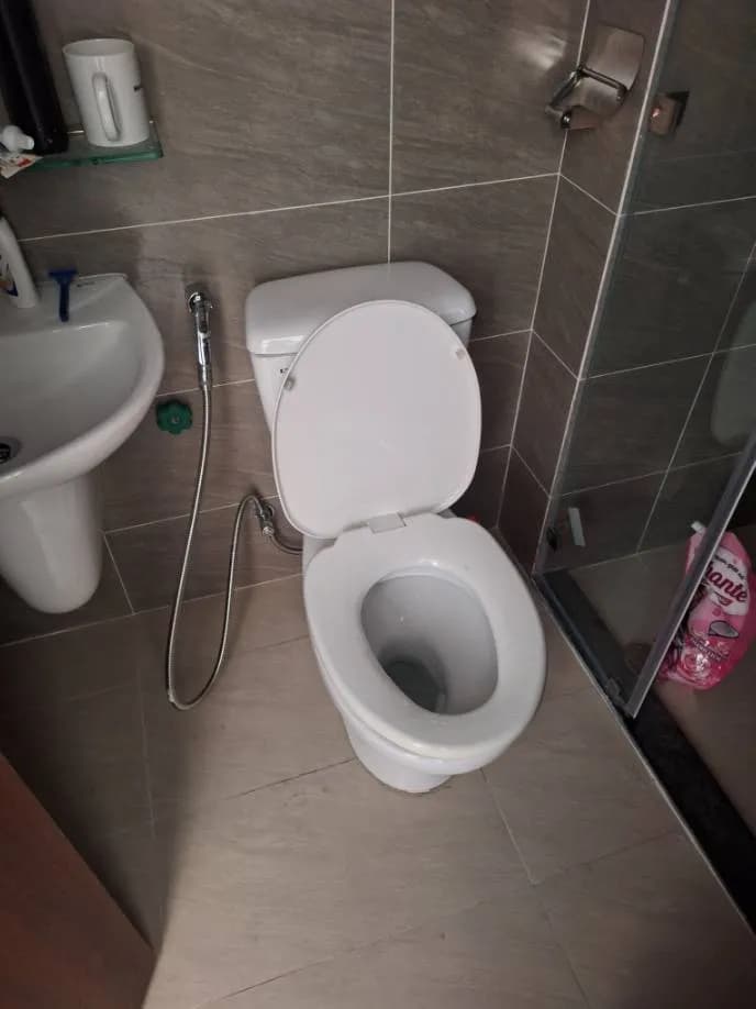 Sau khi hoàn thành sửa bồn cầu tại Quận 8 — thợ Trần Quốc Đông