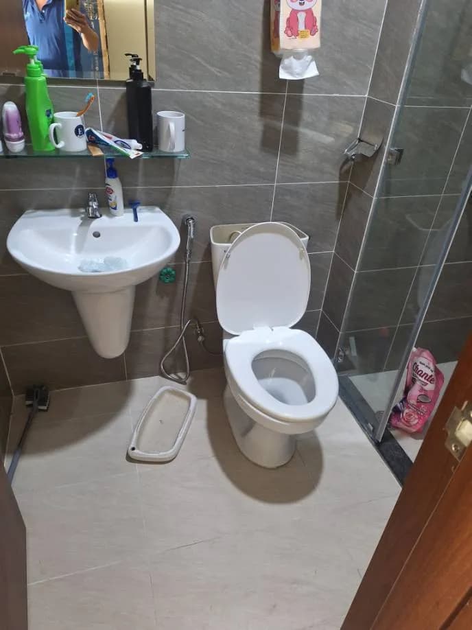 Trước sửa bồn cầu tại Quận 8 — thợ Trần Quốc Đông