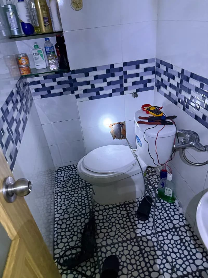 Sau khi hoàn thành sửa bồn cầu tại Quận 8 — thợ Hồ Như Vũ