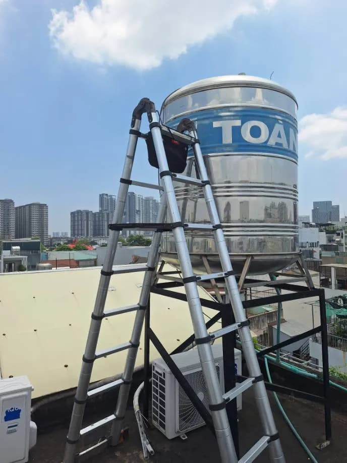Sau khi hoàn thành sửa bồn nước inox Toàn Mỹ tại Phường An Lạc, Bình Tân — thợ Trần Quốc Đông
