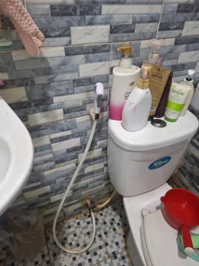 Trước sửa vòi xịt bồn cầu tại phường Chánh Hưng, Quận 8 — thợ Trần Quốc Đông