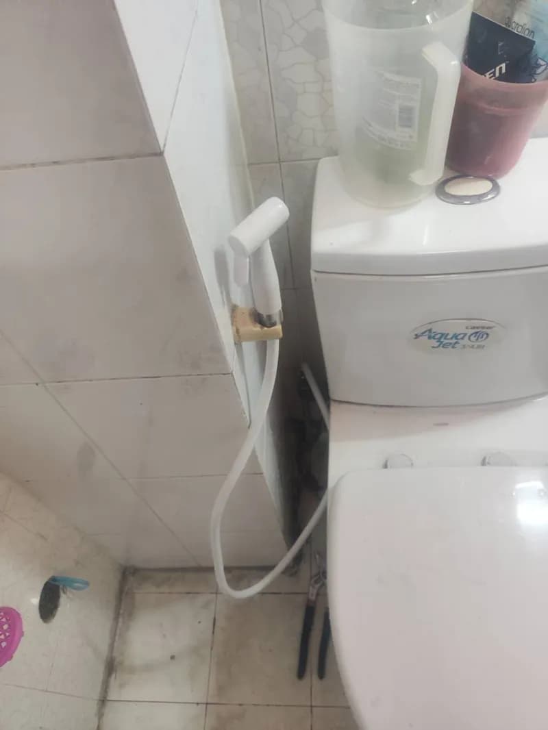 Sau khi hoàn thành sửa vòi xịt bồn cầu Caesar tại Quận 5 — thợ Nguyễn Hoàng Khánh