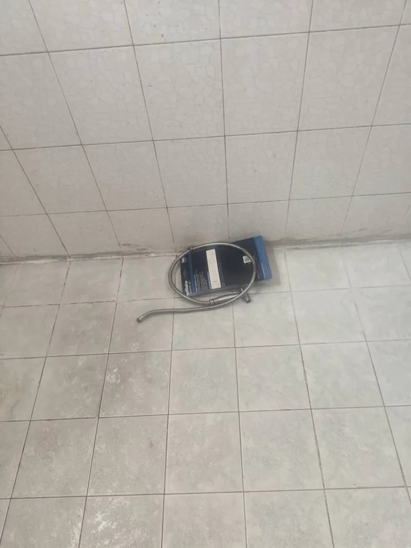 Trước sửa vòi xịt bồn cầu Caesar tại Quận 5 — thợ Nguyễn Hoàng Khánh